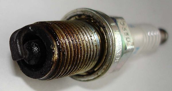 следы масла на свечах зажигания